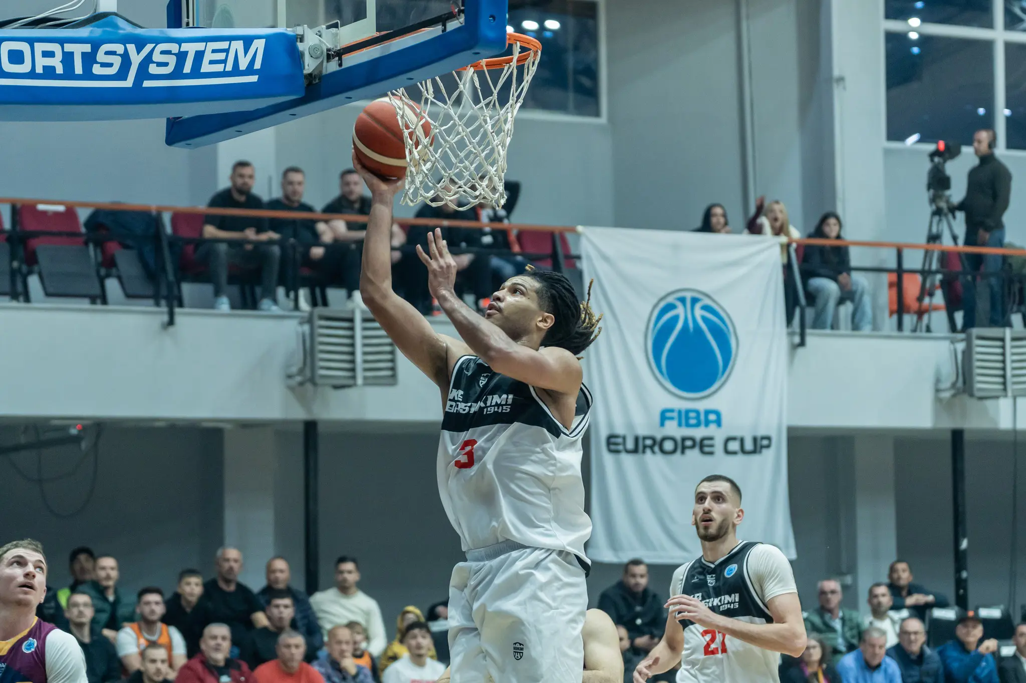 Pamje nga ndeshja Bashkimi-Dijon