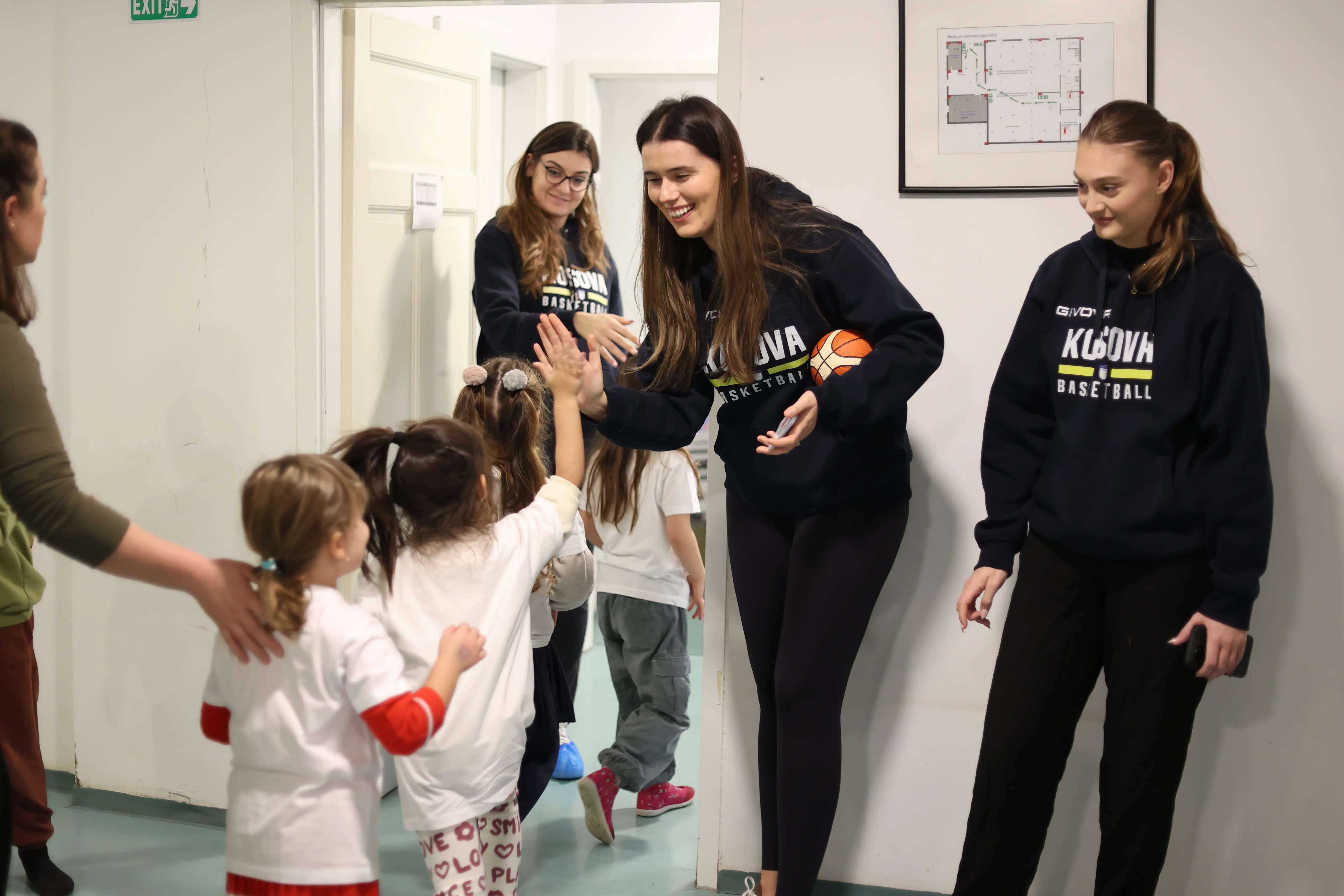 FBK zhvillon aktivitetin “Hoops & Words” në çerdhen “Montessori” në Prishtinë